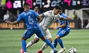 Sudafrica esta dejando jugar a la delantera mexicana y eso es peligroso y estan aprovechando con facilidad el medio, y los mexicanos dejaron los laterales, para usar el medio. Mexico Decepciono Con Empate Sin Goles Ante Honduras