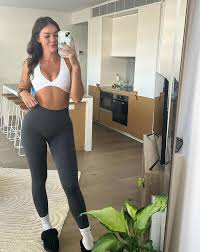 People stunned after Amouranth shares how much she makes a month from  OnlyFans - News - UNILAD