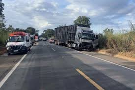 Colisão entre van, carro e caminhão mata oito e deixa 7 feridos na BR-020
