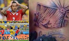 Mauricio ricardo pinilla ferrera (born 4 february 1984) is a chilean former professional footballer who played as a striker. Mauricio Pinilla Gets A Tattoo Of The Goal He Missed At World Cup Daily Mail Online