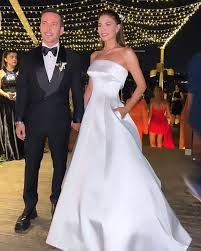 The three wedding dresses that the Turkish actress Demet Ozdemir chose for  her wedding - Telegrafi - Telegrafi