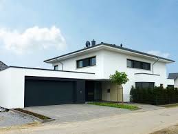 Einfamilienhaus In Rietberg Stadtvilla Bauhaus Stil Zeltdach Putzfassade Standstein Architekt Bauha Modern House Exterior Bauhaus Style House Exterior