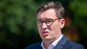 May 30, 2021 · a kevésbé mámoros valóságban a kormány sokszorosan vette vissza a főpolgármester által kizsarolt pénzt. Valaszolt A Corvinus Karacsony Gergely Nyelvvizsgaugyeben A Magyar Nemzetnek 24 Hu