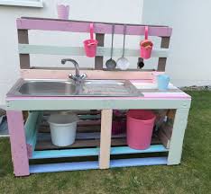 Matschkche Paletten Ausmatschkuche Aus Paletten Mud Kitchen Mud Kitchen For Kids Backyard For Kids