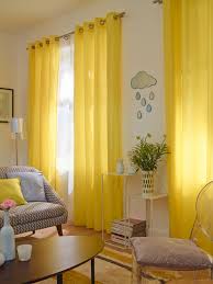 Une Ambiance Douce Et Ensoleillee Regne Dans Votre Salon Avec Ces Rideaux Jaunes Tres Tendances Qui Tamisent La Lumiere Rideau Jaune Rideaux Salon Deco Salon