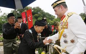 Umum sudah sedia maklum tentang perkhabaran bahawa sultan kelantan, sultan muhammad v, sudah pun bernikah dengan meskipun begitu, sehingga kini, baik istana negara mahupun kerajaan negeri kelantan masih belum mengeluarkan sebarang kenyataan rasmi berhubung perkhabaran ini. 10 Fakta Menarik Mengenai Yang Di Pertuan Agong Ke 15 Sultan Muhammad V Iluminasi