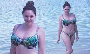 Kelly Brook fat shamed as she posts bikini snap in France | Daily Mail  Online