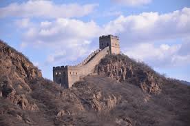 Wann wurde die chinesische mauer gebaut nachdem kaiser qin shihuang andere staaten besiegt und chinas erste einheitliche dynastie die qin dynastie 221 207 v. Die Chinesische Mauer China Tours Magazin Reiseinformationen Aus China
