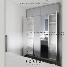 Karena lemari disini berfungsi sebagai daerah penyimpanan yang menciptakan ruangan pada rumah menjadi lebih rapih. Lemari Pakaian Pintu Swing Portu Interior