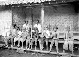 Yang pastinya akan dimainkan dengan cara ditiup citamiang, pasirmukti, tasikmalaya, lewo malangbong, kota garut juga sudah dikenal dengan tempat terkenal dengan pembuatan karindingnya. Angklung Wikipedia Bahasa Indonesia Ensiklopedia Bebas