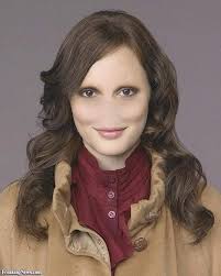 هذا هو شكل الانسان بلا أنف، مهما كنت جميلاً لن يكتمل جمالك بلا أنفك! لذلك،  أنفك مكانه المناسب في وجهك، وليس في حياة الآخرين.