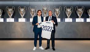 Born 9 september 1985) is a croatian professional footballer who plays as a midfielder for spanish club real madrid and captains the. Jetzt Offiziell Real Madrid Verlangert Mit Luka Modric Bis 2022 Real Total