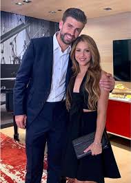 Horas antes piqué y shakira conquistaron las redes sociales con un simpático vídeo en el que el futbolista azulgrana no pudo disimular su impaciencia después de que la cantante colombiana tardara literalmente dos horas en peinarse. Shakira Revela La Razon Por La Que No Se Ha Casado Con Pique