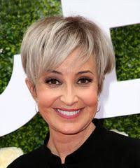 Jamie lee is one of the best examples that really, really short hair can look really, really sexy. Jamie Lee Curtis Light Grey Pixie Cut With Layered Bangs
