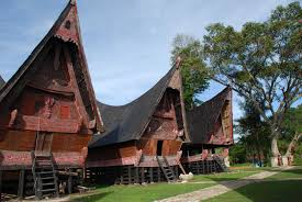 Rumah adat suku batak di daerah sumatera utara namanya rumah bolon atau sering disebut dengan rumah gorga. Rumah Bolon Rumah Adat Yang Menjadi Lambang Budaya Suku Batak