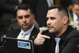 Minas Gerais se tornou campo minado para Flávio Bolsonaro, avaliam aliados do centrão