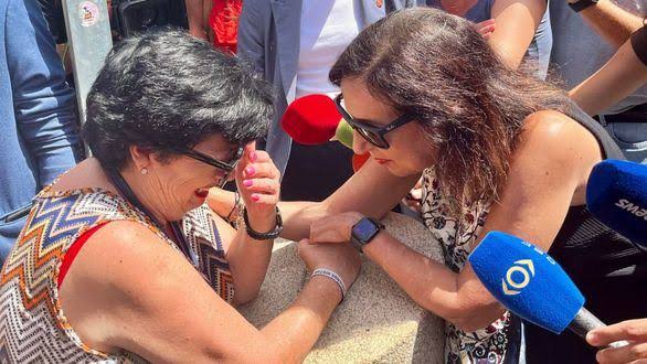 Ejemplar gesto de Margarita Robles: da la cara y dialoga con los vecinos de  Ceuta que increpaban al Gobierno | El Imparcial