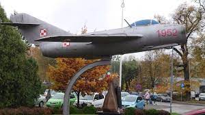Samolot Lim-1 (licencyjny MiG-15) jako pomnik historii lotnictwa wojskowego  w Pile, początek której datowany jest na 1952 rok. Numery burtowe  prawdopodobnie oznaczają daty kolejnych remontów. Lim-1 aircraft (licensed  MiG-15) as a monument