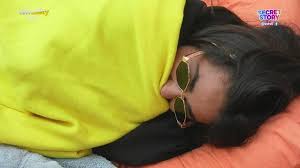 Liliana lavada em lágrimas. Leandro tenta animá-la sem sucesso