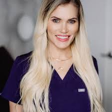 Gloria Hackett's Instagram, Twitter & Facebook