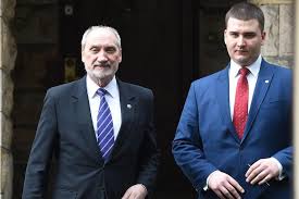 Bartłomiej misiewicz (es) media in category bartłomiej misiewicz. Przypomnijmy Historie Zadziwiajaco Szybkiej Kariery Bartlomieja Misiewicza
