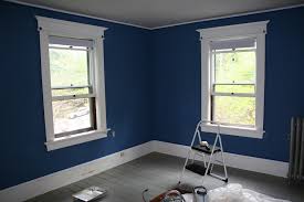 Cinco sencillos pasos para darle color a las paredes interiores de casa, una de las tareas de bricolaje más habituales y fáciles de llevar a cabo. Pintar Con Encanto A Pistola O Con Rodillo Chic