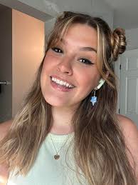 Voice actor streams cozy games