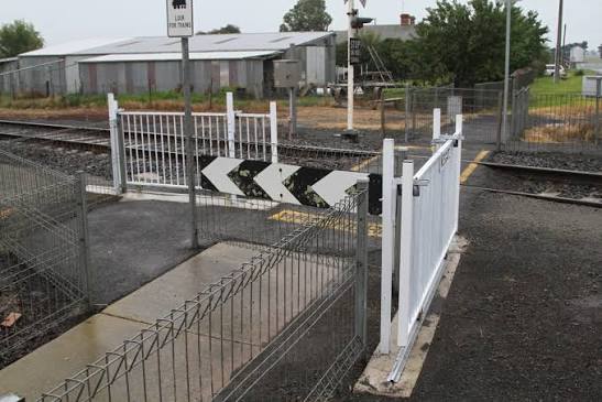 Rail Geelong - Gallery - Nonsensical arrangement of movable pedestrian gates at the Church Street level crossing