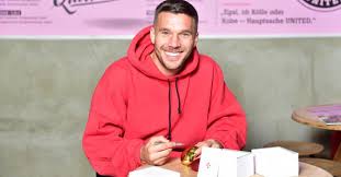 Lukas podolski wechselt zum polnischen fußballclub górnik zabrze. Lukas Podolski United Charity Auktionen Fur Kinder In Not