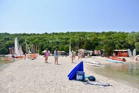 Cel puțin 22 de persoane au murit și alte zeci au fost rănite. 7 Motive Pentru O Vacanta In Sivota È™i Plaja Bella Vraka