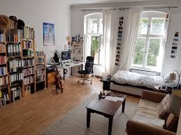 Dieses Grosse Wg Zimmer Ist Sehr Lebhaft Und Bunt Eingerichtet Schone Fotokarten An Den Wanden Und Das Gefulte Wandregal Dek Wg Zimmer Wohnen Zimmer Einrichten