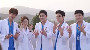 卓越 原子繞行代表以卓越、精緻、科學的方法，辦理教育，培育具有科學觀、國際觀、未來觀的新時代人類。 溫馨 鮮紅色的三圓同心代表以熱忱、服務、尊重圓融的態度，追求個人潛能的發展與群性的平衡，讓學校如溫馨的幸福家庭般。 金色童顏 綠色的山，藍色的水代表以了解、關愛、保護自然. Fi3s10 Rm73rlm