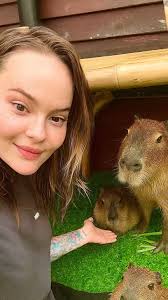 Mogłabym tam siedzieć od rana do wieczora. Też lubicie Capybary? 🤭🖤  #capybara #petcafe #meerkat #bangkok #thailand #animals #pettingzoo