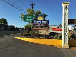 At dog's day inn our caring staff goes that extra step to provide the best possible care for your pets. Driveway Entrance Picture Of Days Inn By Wyndham Bend Tripadvisor