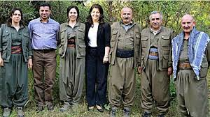 Eski hdp eş genel başkanı, tutuklu bulunan selahattin demirtaş'ın eşi başak demirtaş, sosyal medya hesabından selahattin demitaş ile ilgili yeni bir fotoğraf paylaştı. Eski Hdp Es Baskani Selahattin Demirtas Pkk Ile Bagim Yok Yeni Safak