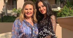 وقالت حلا شيحة أنها نادمة على التجميل الذي أجرته وغير ملامحها بالكامل، وأنها أقدمت على هذه الخطوة. Ø­Ù„Ø§ Ø´ÙŠØ­Ø© Ø¨ØµÙˆØ±Ø© Ù…Ù† ÙƒÙˆØ§Ù„ÙŠØ³ Ø®ÙŠØ§Ù†Ø© Ø¹Ù‡Ø¯ Ø³Ø¹ÙŠØ¯Ø© Ø¥Ù†Ù‰ Ø§Ø´ØªØºÙ„Øª Ù…Ø¹ ÙŠØ³Ø±Ø§ ÙˆÙŠØ§Ø±Ø¨ Ø§Ù„Ù†Ø¬Ø§Ø­ Ø§Ù„ÙŠÙˆÙ… Ø§Ù„Ø³Ø§Ø¨Ø¹