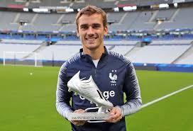 L'attaquant de chelsea compte désormais 33 buts, à une unité seulement du légendaire david trézéguet, au tableau des meilleurs buteurs tricolores. Antogriezmann Et K Mbappe Ont Partage Leurs Trophees Individuels De La Coupe Du Monde Avec Le Reste De L Equipe Antoine Griezmann Griezmann Coupe Du Monde