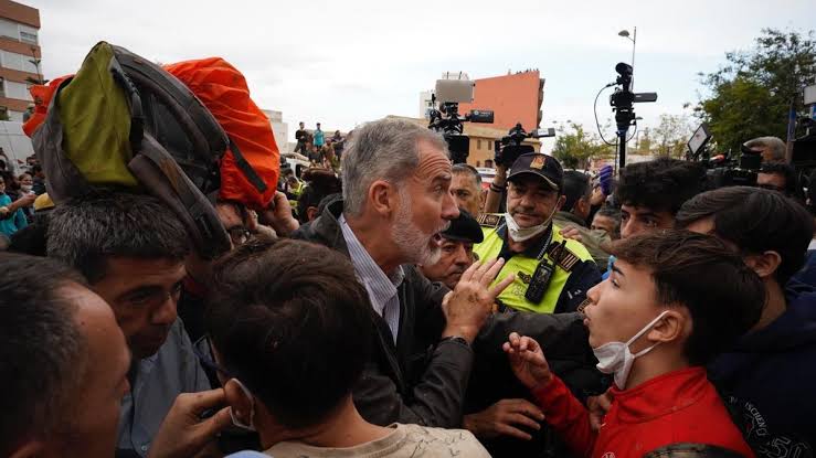 Insultos y barro en la visita de los Reyes a Valencia