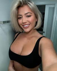 Halle Payne's Instagram, Twitter & Facebook