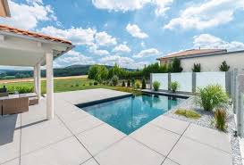 Terrasse Und Pooleinfassung Aus Grossen Anthrazit Farbenen Quadratischen Terrassenplatten Mit Pool Und Haus In 2019 Terrassen Umrandung Terrassenplatten Und Terassenplatten Beton