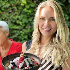 Happy birthday @amonalisaz ! You're such a strong woman and an inspiration  ! I love you. Thank you @simomasterchef for the incredible food! You made  everyone the happiest ❤️