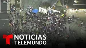 La voluntad de los eurodiputados es que los países que se queden con el horario de verano hagan el último cambio en marzo del próximo año, y los que opten por el de invierno, en octubre. Cientos De Personas Desafian El Toque De Queda En California Noticias Telemundo Youtube