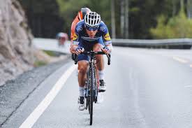 Remco evenepoel (ici à droite en blanc dans le mur de sormano un peu avant sa chute) devrait retrouver les siens demain. Remco Evenepoel On Twitter Let S Take A Look At Some Of The Highlights Of My First Pro Season With Deceuninck Qst Today Tourofnorway Stage 5 Attack At 60km To Go Yet