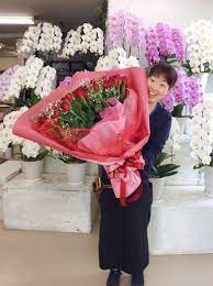スタイリストも思わず満面の笑み ６５本の赤バラの花束 その大きさは一目瞭然ですね