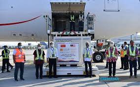 The first batch of china's coronavac vaccine has arrived in malaysia and is being stored at the pharmaniaga facility where it will be processed into 300,000 doses. Bernama Update Sinovac Covid 19 Vaccine Arrival
