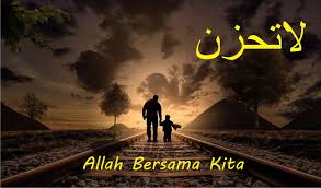 Kata orang, ujian itu datang untuk menguatkan meski terkadang membuat terpuruk la tahzan bangkit dan percayalah allah bersamamu masalah datang silih berganti b. La Tahzan Innallaha Ma Ana Tulisan Arab