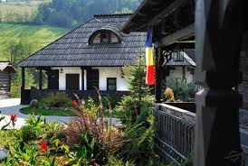 Marian daca veniti dinspre suceava, sau la dreapta daca veniti dinpre vatra dornei. Doina Si Ciprian Savin Din Campulung Moldovenesc Fac Afaceri De 200 000 De Euro Cu Un Complex Tip Pensiune Muzeu In Bucovina Casa Poveste Pensiunea Muzeu