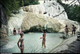 Immerse in un bosco rigoglioso, le terme nella frazione bagni di san filippo sono tra le più suggestiv e in val d'orcia. Terme Di San Filippo Italy Travel Montalcino Italy Places To Travel