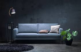 Das Sofa Mila Vereint Gegensatze In Schonster Form Es Erscheint Zugleich Eckig Mit Klaren Kanten Und Italienische Designermobel Einrichtungsstil Ruckenkissen