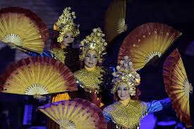 Jika setiap gerakan dalam pakarena mewakili karakter perempuan makassar, maka iringan tetabuhan yang disebut gandrang pakarena merupakan gambaran karakter keras kaum pria makassar. Tari Kipas Serumpun Wujud Kebersamaan Dalam Kegembiraan Indonesia Kaya